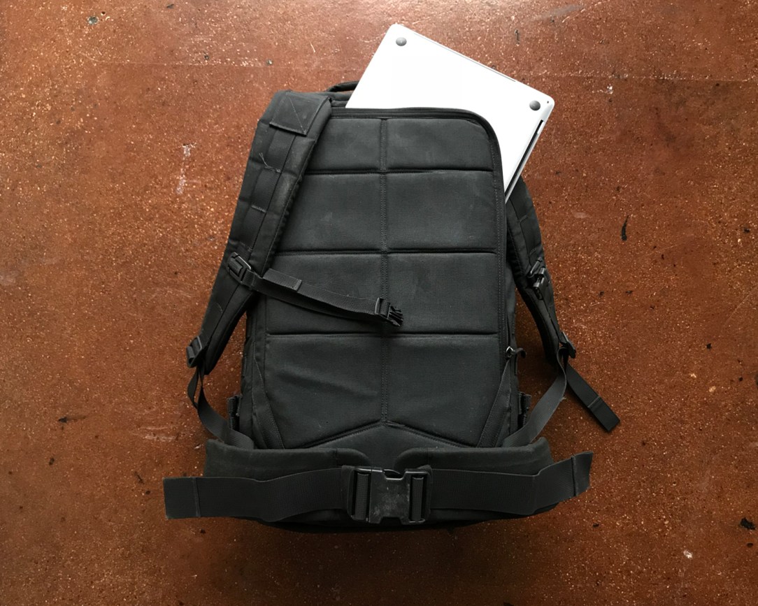 06-laptop-compartment