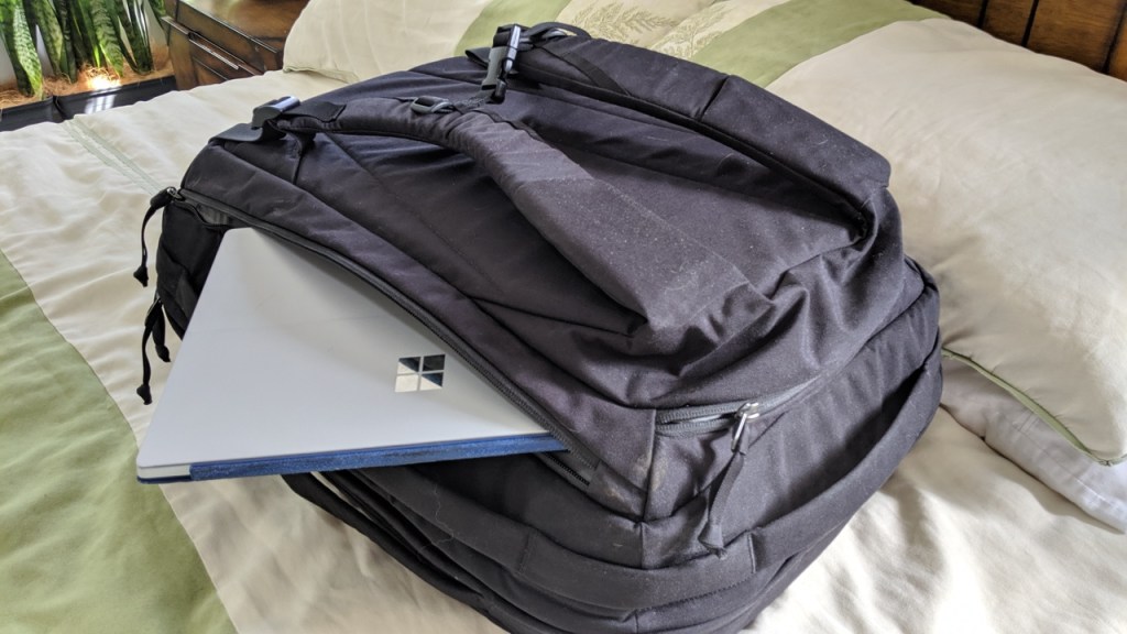EVERGOODS CTB40 laptop compartment