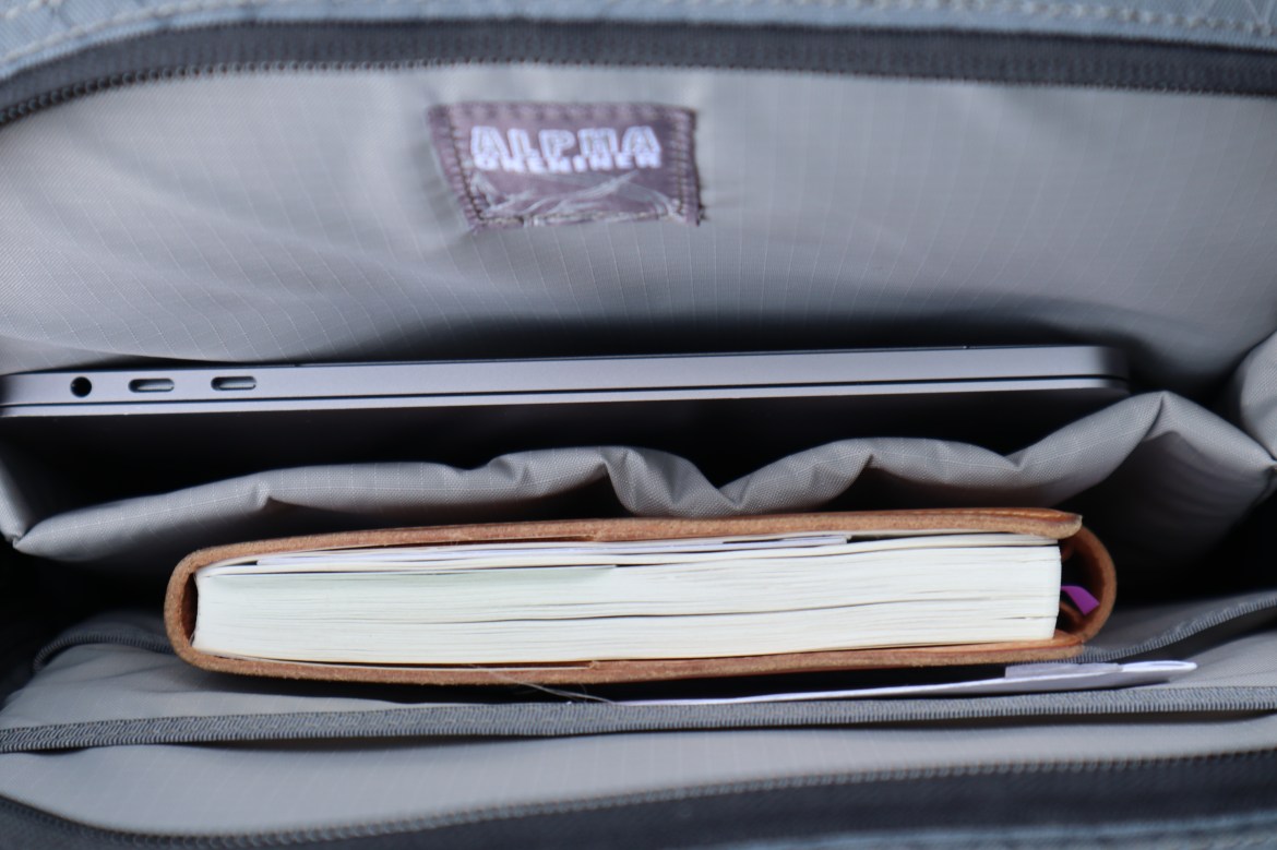 Alpha OneNiner A19 Evade 1.5 Review laptop compartment