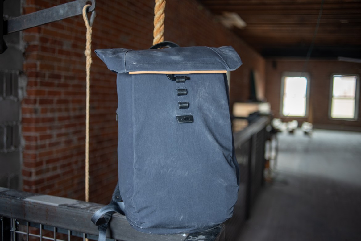 Bellroy Apex review front of bag hook closure