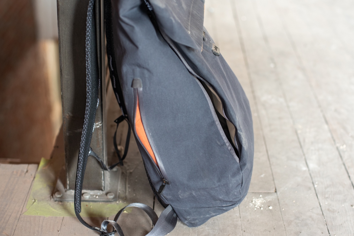 Bellroy Apex review side entry and side pockets