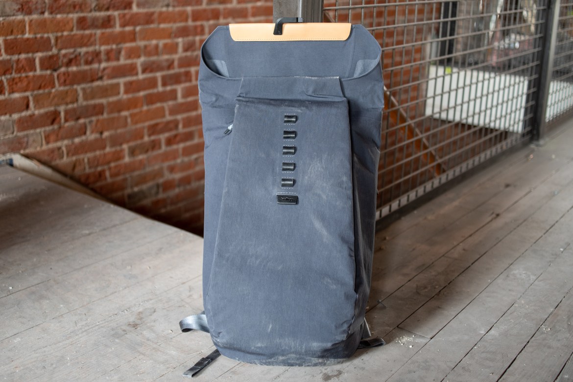 Bellroy Apex review top loading