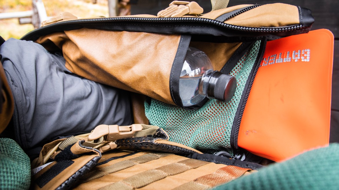 Mystery ranch 3-dap interior pockets water bottles inner mesh magpul daka pouch radio cradle compression straps